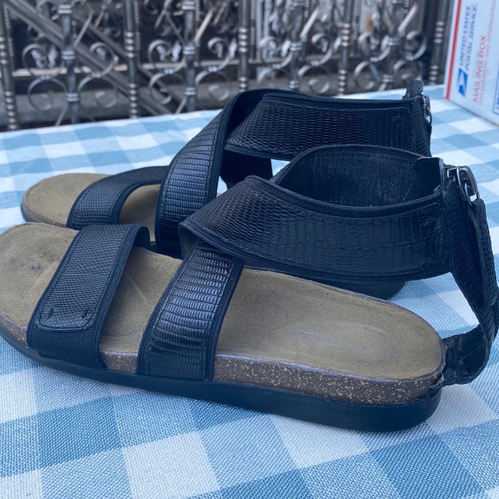 Rockport womens used sandals. Size is 8